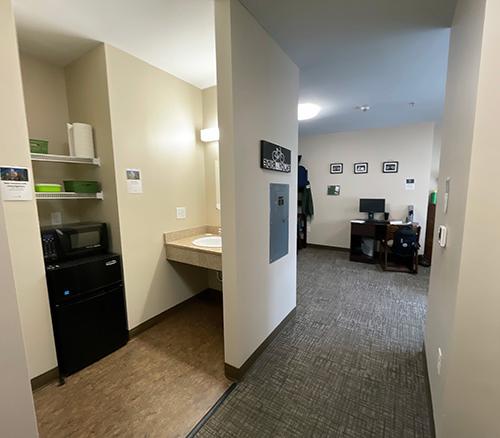 百年纪念堂三人房. A microwave, fridge and wash basin is shown in the room